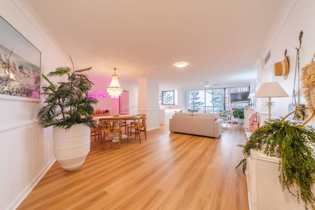 The Coconut Crib- Waterfront Burleigh Apartment *